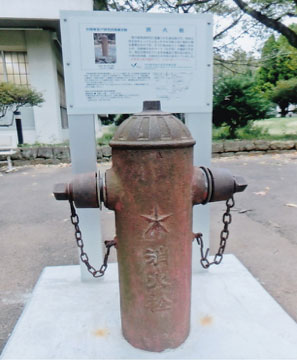 今も残る陸軍のマークのある消火栓=明大生田キャンパス内で
