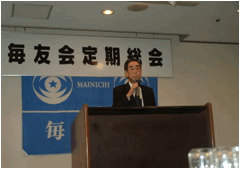 高梨毎日新聞社専務取締役・東京代表(右)