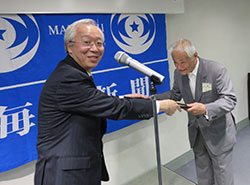 平野会長=写真右=
